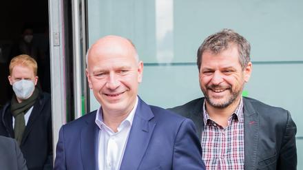 Stefan Evers (l-r), Generalsekretär der CDU Berlin, Nina Stahr, Landesvorsitzende von Bündnis 90/Die Grünen Berlin, Bettina Jarasch, Fraktionsvorsitzende der Berliner Grünen im Abgeordnetenhaus, Kai Wegner, Landesvorsitzender der CDU-Berlin und Fraktionsvorsitzender der CDU im Berliner Abgeordnetenhaus, und Werner Graf, Landesvorsitzender von Bündnis 90/Die Grünen Berlin, kommen zum Sondierungsgespräch zwischen den Berliner Grünen und der Berliner CDU in die Landesgeschäftsstelle der Grünen. 