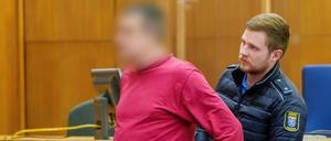 Der Angeklagte vor dem Landgericht Frankfurt (Main)