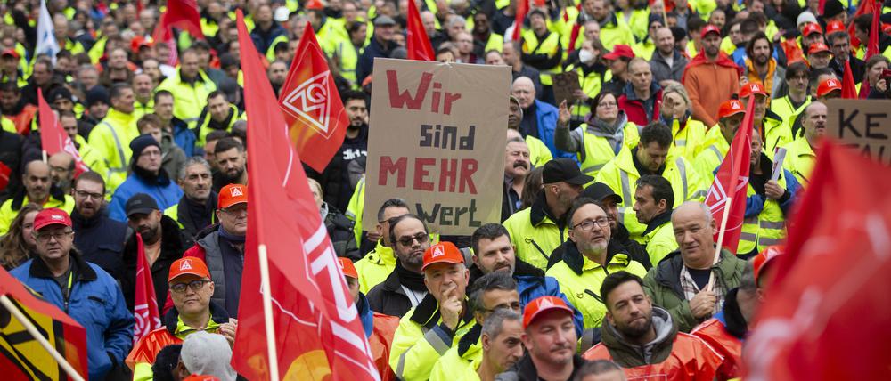 Beschäftigte von Ford und Mitarbeiter anderer Betriebe bei einer Demonstration und Kundgebung der Gewerkschaft IG Metall.