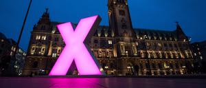 Ein großes beleuchtetes Kreuz steht als symbolisches Wahlkreuz auf dem Rathausmarkt vor dem Rathaus. Die Hamburger Bürgerschaft hat das Wahlkreuz zur Bürgerschaftswahl am 23.02.2020 als Zeichen für eine starke Demokratie aufgestellt. +++ dpa-Bildfunk +++