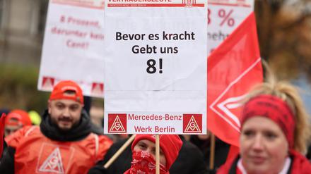 17.11.2022, Berlin: Warnstreik der Beschäftigten vor dem Mercedes-Benz Werk Berlin und Auftakt der Demonstration am Warnstreiktag der IG Metall in Berlin, Brandenburg und Sachsen zur Tarifrunde Metall- und Elektroindustrie. Foto: Gerald Matzka/dpa +++ dpa-Bildfunk +++