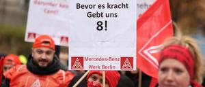 17.11.2022, Berlin: Warnstreik der Beschäftigten vor dem Mercedes-Benz Werk Berlin und Auftakt der Demonstration am Warnstreiktag der IG Metall in Berlin, Brandenburg und Sachsen zur Tarifrunde Metall- und Elektroindustrie. Foto: Gerald Matzka/dpa +++ dpa-Bildfunk +++