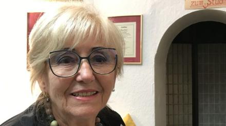 Marga Herget in ihrem Salon. 