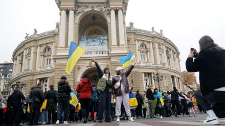 Einwohner von Cherson feiern vor dem Opernhaus in Odessa die Befreiung ihrer Heimatstadt.