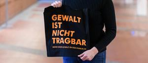 Kathrin Richter, Beauftragte für Kriminalprävention der Polizei, hält eine Tasche mit der Aufschrift „Gewalt ist nicht tragbar“ in den Händen. Richter verbringt viele Abende als Referentin zum Thema «Wie schützen sich Frauen?». (zu dpa "Gegenwehr als Mittel gegen Gewalt - Polizei gibt Frauen Tipps") +++ dpa-Bildfunk +++