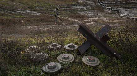 Ein ukrainischer Soldat sucht auf dem Feld eines kürzlich befreiten Dorfes am Rande von Cherson nach Minen. 
