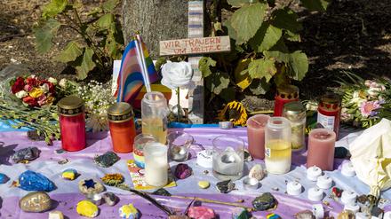 04.09.2022 , Muenster Münster , Spurensuche im Umfeld des Täters Nuradi A. nach dem tödlichen Schlägen gegen Transmann Malte C. Trauerstelle und Tatort für den verstorbenen Transmann Malte C. in Münster. *** 04 09 2022 , Muenster Münster , search for clues in the environment of the perpetrator Nuradi A after the fatal beating of transman Malte C mourning place and crime scene for the deceased transman Malte C in Münster 