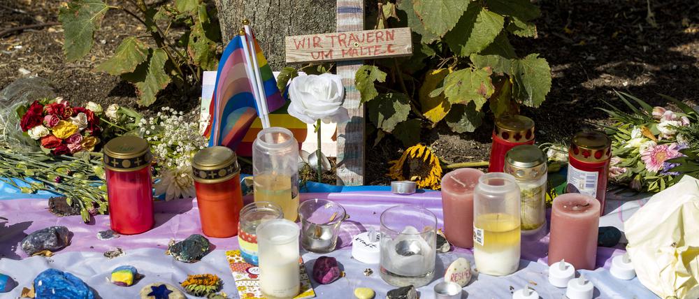 04.09.2022 , Muenster Münster , Spurensuche im Umfeld des Täters Nuradi A. nach dem tödlichen Schlägen gegen Transmann Malte C. Trauerstelle und Tatort für den verstorbenen Transmann Malte C. in Münster. *** 04 09 2022 , Muenster Münster , search for clues in the environment of the perpetrator Nuradi A after the fatal beating of transman Malte C mourning place and crime scene for the deceased transman Malte C in Münster