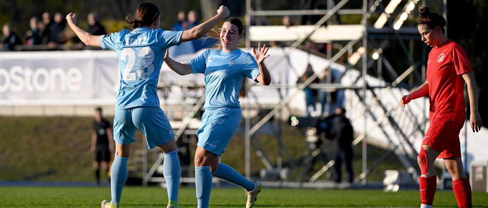 Corinna Statz (li.) und Katja Friedl jubeln über das 1:0 von Viktoria gegen Türkiyemspor.