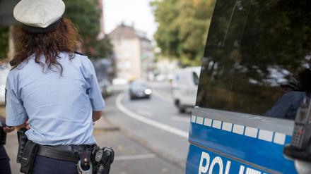  Polizistin neben ihrem Streifenwagen.