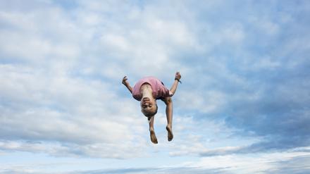 Salto mortale. Unfallchirurgen raten Kindern davon ab, auf dem Trampolin gefährliche  Sprünge zu üben. 