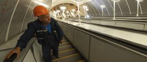 Ein Arbeiter fährt auf einer Rolltreppe in der Marjina Roschtscha Station der Linie 11 der Moskauer U-Bahn im August 2022. 