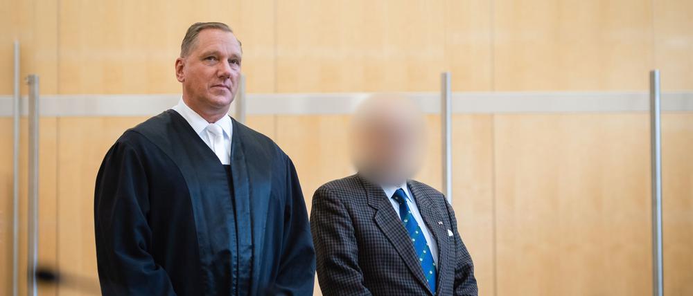 Der Angeklagte (r) steht mit seinem Verteidiger Christopher Hilgert vor der Urteilsverkündung im Gerichtssaal.