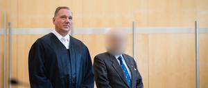 Der Angeklagte (r) steht mit seinem Verteidiger Christopher Hilgert vor der Urteilsverkündung im Gerichtssaal. 