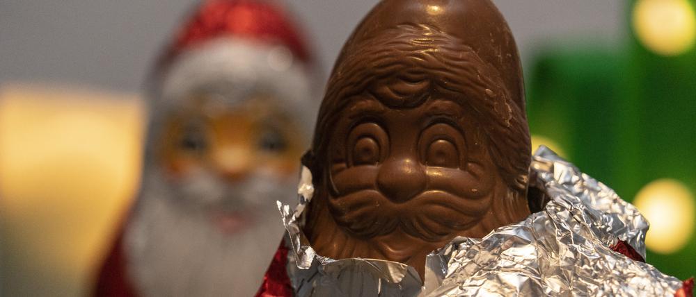Ein Schoko-Nikolaus neben einem Weihnachtsmann aus Schokolade (Archivbild).