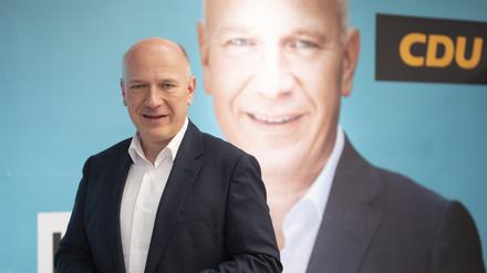 Kai Wegner, Spitzenkandidat und Landesvorsitzender der CDU Berlin, posiert vor einem Pressetermin vor einem Wahlplakat seiner Partei. (Archivfoto)