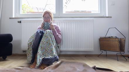 Wenn die Heizung ausfällt helfen auch Pullover, Decken, Socken und Mütze, um die Zeit bis zum Handwerker-Termin zu überbrücken.