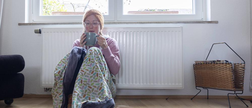 Wenn die Heizung ausfällt helfen auch Pullover, Decken, Socken und Mütze, um die Zeit bis zum Handwerker-Termin zu überbrücken.