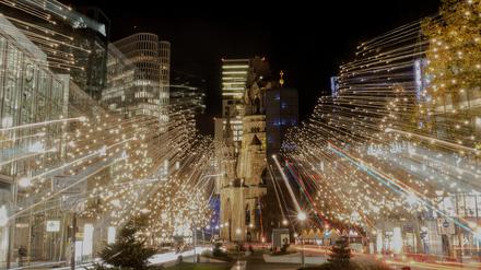 Weihnachtlich illuminiert ist der Kurfürstendamm in Berlin. (Archivbild)