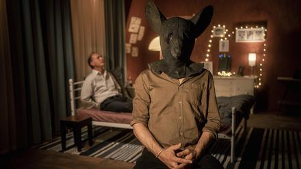 Die „Maus“ nimmt ein neues Video zur Entführung von Schnabel (Martin Brambach) auf, mit seinen Forderungen.