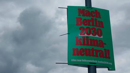Werbeplakat für den Volksentscheid „Klimaneutral 2030“ Mitte Juli in Berlin.