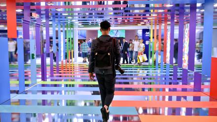 ARCHIV - 01.09.2017, Berlin: Besucher gehen über die Elektronikmesse IFA. Bis zum Jahr 2019 lockte die Technik-Messe IFA noch hunderttausende Besucher an; durch die Corona-Pandemie ist ein Messe-Event dieser Dimension nicht realisierbar. (zu dpa «Corona-Pandemie zwingt Messe IFA in ein großes Experiment») Foto: Britta Pedersen/dpa-Zentralbild/dpa +++ dpa-Bildfunk +++