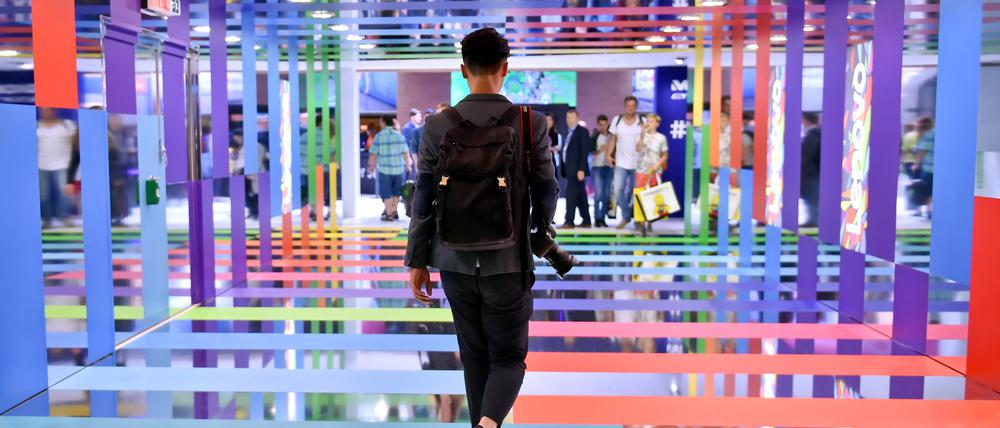 ARCHIV - 01.09.2017, Berlin: Besucher gehen über die Elektronikmesse IFA. Bis zum Jahr 2019 lockte die Technik-Messe IFA noch hunderttausende Besucher an; durch die Corona-Pandemie ist ein Messe-Event dieser Dimension nicht realisierbar. (zu dpa «Corona-Pandemie zwingt Messe IFA in ein großes Experiment») Foto: Britta Pedersen/dpa-Zentralbild/dpa +++ dpa-Bildfunk +++