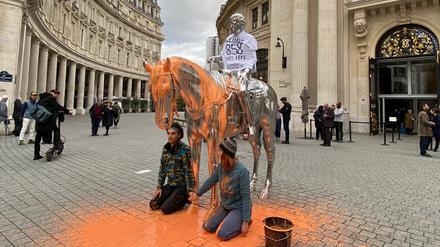 Klimaaktivisten haben in Paris ein Standbild des US-Bildhauers Charles Ray mit orangener Farbe überschüttet.