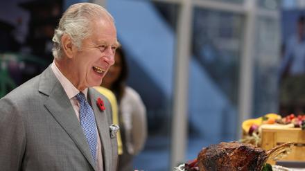 König Charles III. lächelt während eines Besuchs in der Hauptgeschäftsstelle von Morrisons in Bradford.