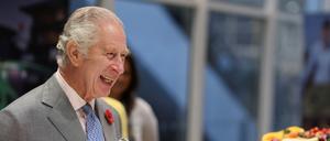 König Charles III. lächelt während eines Besuchs in der Hauptgeschäftsstelle von Morrisons in Bradford.