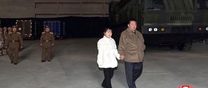 Kim Jong-un geht in Begleitung seiner Tochter während weiterer Starts von Interkontinentalraketen von Typ Hwasong-17.