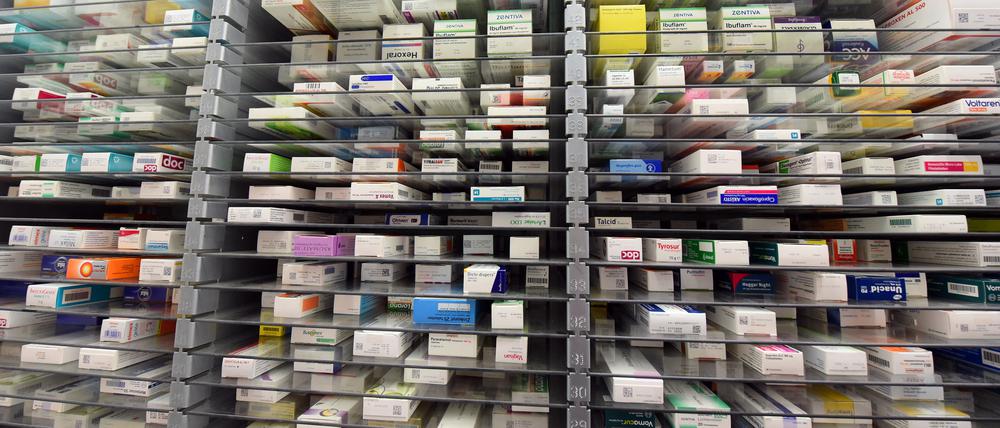 Medikamente liegen im Lager einer Apotheke.