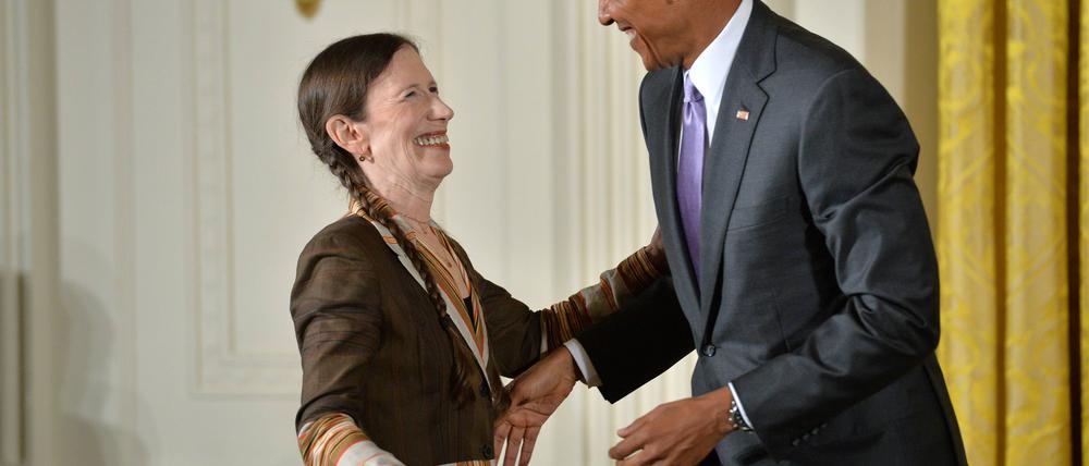 Barack Obama überreicht die National Medal of Arts 2014 an Meredith Monk 
