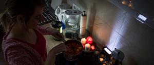 Bei einem Stromausfall muss man beim Kochen improvisieren.