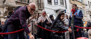 An der Einkaufsstraße Istiklal in Istanbul legen Menschen Blumen für die Opfer des Anschlags nieder.