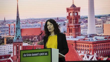 19.11.2022, Berlin: Die Spitzenkandidatin von Bündnis 90/Die Grünen für die anstehende Wahl zum Berliner Abgeordnetenhaus, Bettina Jarasch, spricht bei der Sitzung des Landesausschusses ihrer Partei. Sie hatte die Grünen bereits im Vorjahr in den Wahlkampf geführt. Foto: Paul Zinken/dpa +++ dpa-Bildfunk +++