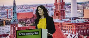 19.11.2022, Berlin: Die Spitzenkandidatin von Bündnis 90/Die Grünen für die anstehende Wahl zum Berliner Abgeordnetenhaus, Bettina Jarasch, spricht bei der Sitzung des Landesausschusses ihrer Partei. Sie hatte die Grünen bereits im Vorjahr in den Wahlkampf geführt. Foto: Paul Zinken/dpa +++ dpa-Bildfunk +++