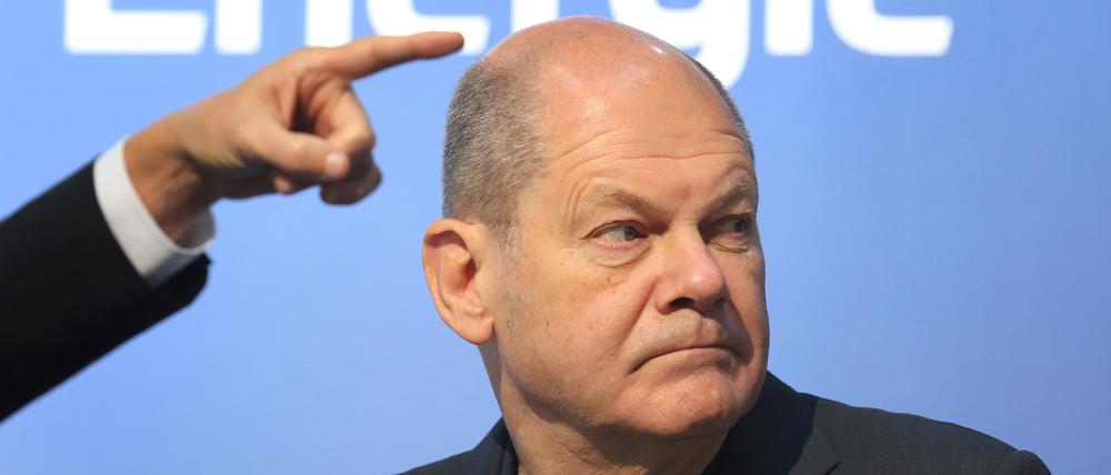 Bundeskanzler Olaf Scholz (SPD,l).