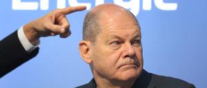 Bundeskanzler Olaf Scholz (SPD,l).