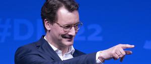 18.11.2022, Hessen, Fulda: Hendrik Wüst, Ministerpräsident von Nordrhein-Westfalen, spricht auf dem Deutschlandtag der Jungen Union (JU) in Fulda. Foto: Boris Roessler/dpa +++ dpa-Bildfunk +++