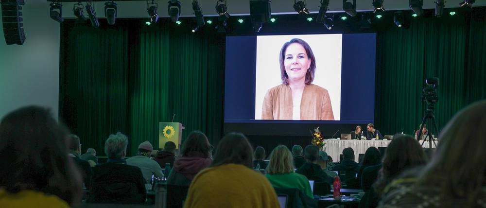 Bundesaußenministerin Annalena Baerbock ist beim Landesparteitag von Bündnis 90/Die Grünen in Falkensee in  einer Videobotschaft zu sehen.