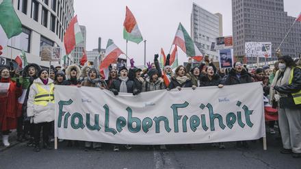 Auch in Berlin finden sich aus Solidarität mit den Protesten im Iran seit September regelmäßig Menschen zusammen, viele darunter aus der iranischen Diaspora.