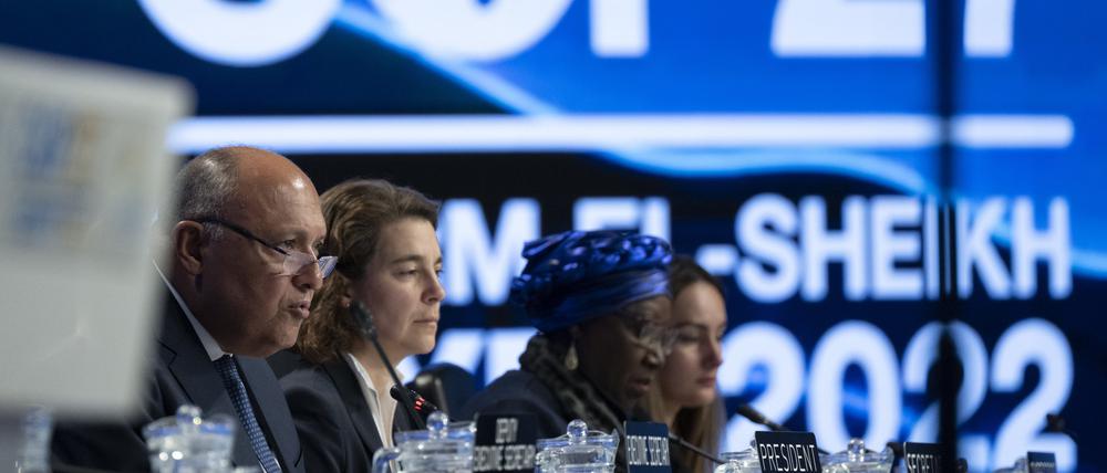 Ägyptens Außenminister Samih Schukri spricht während der Abschlusszeremonie beim UN-Klimagipfel COP27