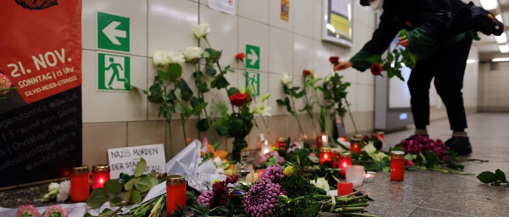 Die Mahnwache zum 29. Todestag von Silvio Meier im U-Bahnhof Samariterstraße.