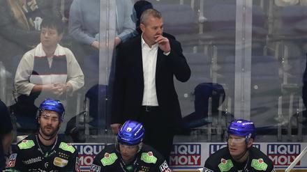 Wie bitte geht es hier raus? Trainer Serge Aubin im Einsatz.