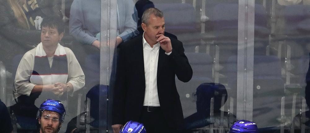 Wie bitte geht es hier raus? Trainer Serge Aubin im Einsatz.