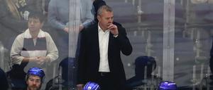 Wie bitte geht es hier raus? Trainer Serge Aubin im Einsatz.