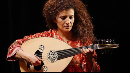 Waed Bouhassoun spielt die Oud