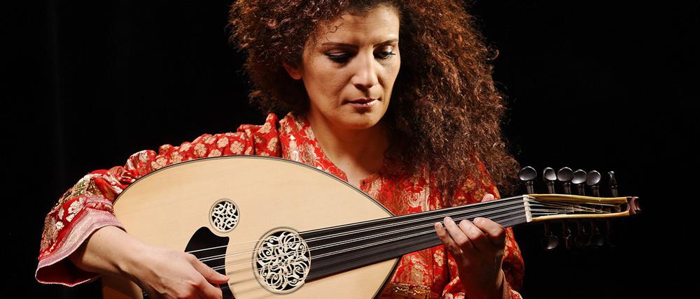 Waed Bouhassoun spielt die Oud