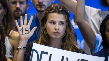 Luisa Neubauer, Klimaaktivistin der Fridays for Future Bewegung, steht bei einer Demonstration auf dem UN-Klimagipfel COP27.